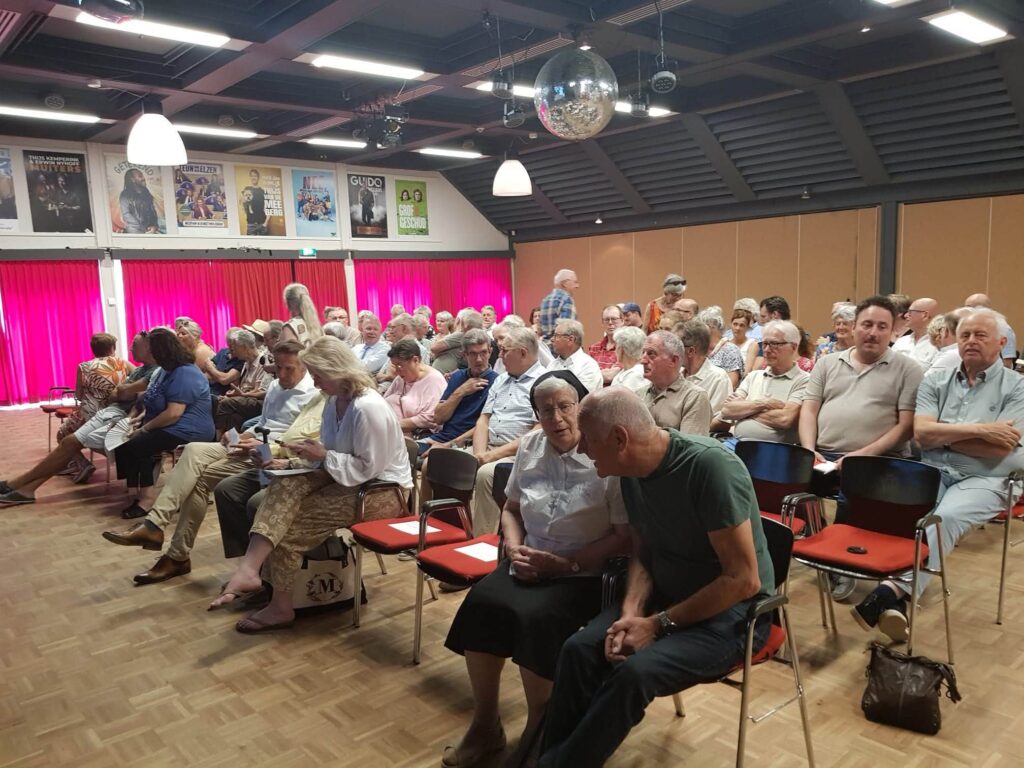Zondag 12 juli was de lezing en boekpresentatie Jac. Biemans over onderduiker Akos Farkas in Maarheeze en Soerendonk; De Smeltkroes te Maarheeze was goed vol met publiek!